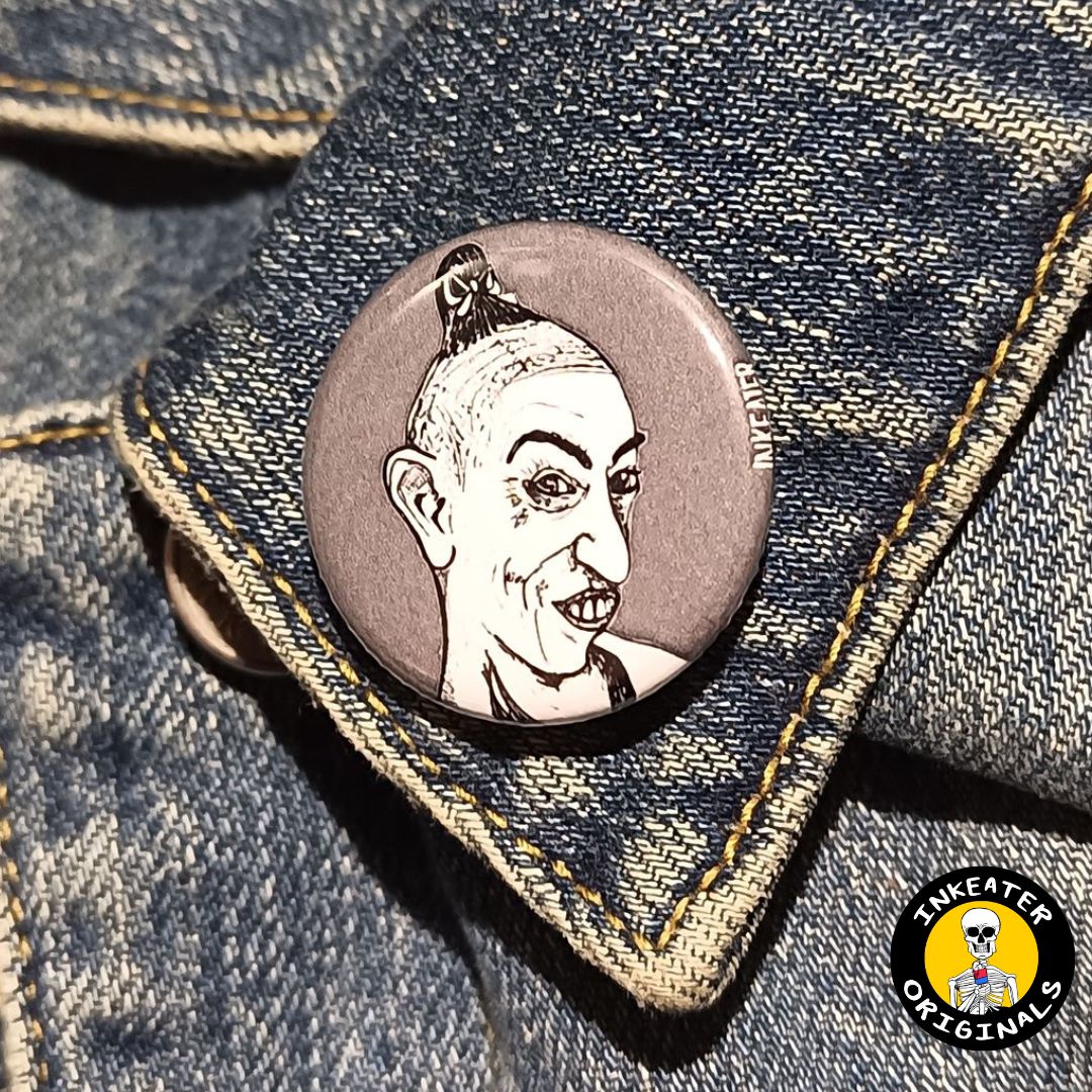 Pepper AHS Asylum Pinback Button – American Horror Story Fan Art Elevate your horror collection with this unique Pepper pinback button, inspired by American Horror Story: Asylum. Hand-cut and laser-printed with care, this 1.25" button features exclusive fan art by Inkeater. Perfect for horror lovers and AHS collectors alike, it adds a subtle yet spooky flair to any outfit or accessory. ✨ Features: Iconic Pepper fan art by Inkeater High-quality laser printing for vibrant detail Hand-cut for precision and unique style 1.25" size ideal for jackets, bags, or pin sets Camera reflections add an eerie, authentic touch 🎯 Intended For: Ideal for fans of AHS: Asylum, horror enthusiasts, and collectors looking for distinct, spooky gifts. Wear it, gift it, or add it to your horror accessory collection.